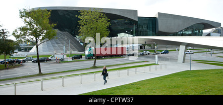 Moderne Architektur am BMW Selbstabholung, Showroom, Museum, Firmensitz und Fabrik in München, Bayern, Deutschland Stockfoto