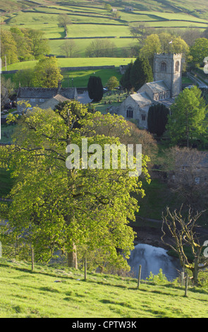 Ansicht von oben Burnsall Dorf im Frühling, Flusses Wharfe und fernen Hügel, Yorkshire Dales Nationalpark, North Yorkshire, UK Stockfoto