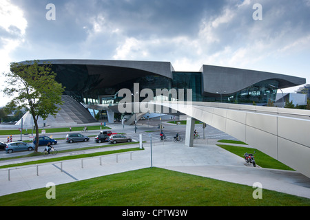 Moderne Architektur am BMW Selbstabholung, Showroom, Museum, Firmensitz und Fabrik in München, Bayern, Deutschland Stockfoto