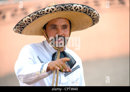 Mexikanische Charro (Reiter) zeigt während einer Pause in einem Charreada, San Antonio, TX, USA Stockfoto