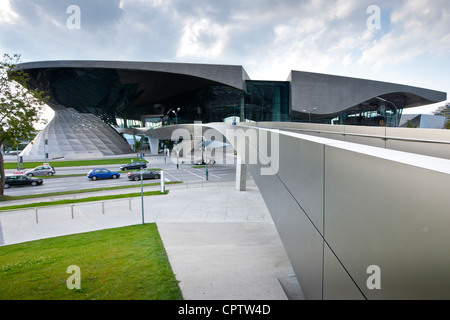 Moderne Architektur am BMW Selbstabholung, Showroom, Museum, Firmensitz und Fabrik in München, Bayern, Deutschland Stockfoto