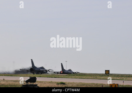 Zwei F-16 Fight Falcons vom 120. Jagdgeschwader starten auf einem Sortie während einer operativen Bereitseinspektion auf der Buckley Air Force Base, Colorado, 18. Mai 2012. Mitarbeiter der Colorado Air National Guard nehmen an der Inspektion Teil, um die Einsatzbereitschaft zur Vorbereitung auf Einsätze und Ereignisse in der Praxis zu bewerten. Stockfoto