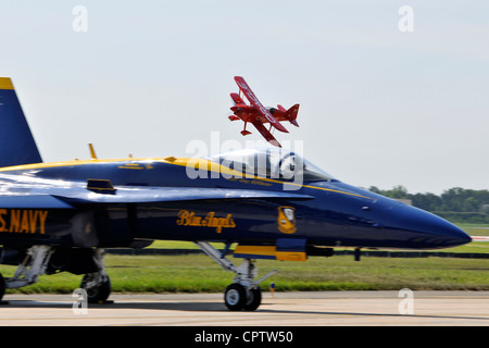 Sean D. Tucker vom Team Oracle führt Luftakrobatik in seinem Custom By-plane, 19. Mai 2012 in Joint Base Andrews, MD. In diesem Jahr Joint Service Open House feiert die Centennial of Marine Corps Aviation. JSOH bietet der Öffentlichkeit und Gelegenheit, die Männer und Frauen der Streitkräfte zu treffen, während sie mehr als 100 statische Displays und 19 Luftbilddemonstrationsteams sehen. Stockfoto