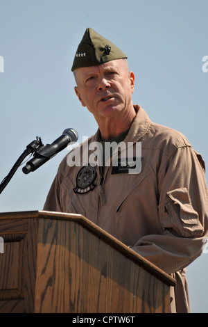 Kommandant des Marine Corps General James F. Amos spricht während der Eröffnungsfeier des Joint Service Open House 2012, Mai 19 in Joint Base Andrews, MD. Das diesjährige Joint Service Open House feiert das Centennial of Marine Corps Aviation. JSOH bietet der Öffentlichkeit und Gelegenheit, die Männer und Frauen der Streitkräfte zu treffen, während sie mehr als 100 statische Displays und 19 Luftbilddemonstrationsteams sehen. Stockfoto