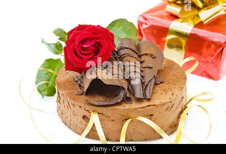 Schokolade Kuchen mit roten Rosen und festliche Geschenk. Isoliert auf weißem Hintergrund. Stockfoto