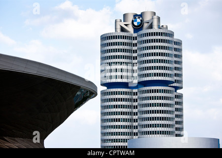 Moderne Architektur an der BMW-Zentrale Bürohäuser, Showroom, Sammlung Museum und Kunden-Zentrum in München Bayern Deutschland Stockfoto