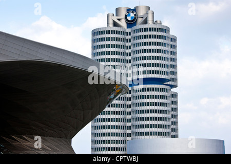 Moderne Architektur an der BMW-Zentrale Bürohäuser, Showroom, Sammlung Museum und Kunden-Zentrum in München Bayern Deutschland Stockfoto