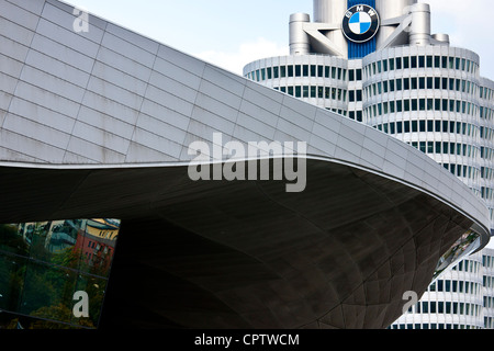 Moderne Architektur in den Büroblöcken der BMW Zentrale, dem Showroom und dem Kundensammelzentrum in München, Bayern, Deutschland Stockfoto