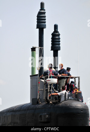 Mississippis neuester Namensvetter, das schnelle Angriffsunterseeboot der Virginia-Klasse Pre-Commissioning Unit (PCU) Mississippi (SSN 782), liegt im Hafen von Pascagoula, Mississippi. Die "nächste Generation" des Marine-Angriffs-U-Bootes, 377 Fuß lang, mit einem Strahl von 34 Fuß, 7,800 Tonnen schwer, wenn unter Wasser und mit einer Besatzung von 134, Mississippi ist einer der neuesten und technologisch ausgereiftesten U-Boote der Marine. PCU Mississippi ist das fünfte Schiff der US Navy, das den Namen des Magnolia State trägt Stockfoto