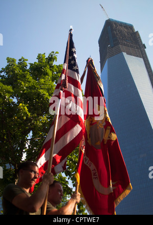 NEW YORK - zu Ehren der unschuldigen Menschenleben, die am 11. September verloren wurden, erinnern sich die Marines der Special Marine Air Ground Task Force New York bei einem Besuch des 9/11 Memorial, der ihren Motivationslauf durch die Stadt am 29. Mai abschloss. Der Lauf ist ein Höhepunkt der einwöchigen Feier der Fleet Week New York, die seit 1984 in New York City die Seeregulierung feiert. Es ist eine einmalige Gelegenheit für die Bürger von New York und der umliegenden Dreistaaten-Region, um Marines, Segler und Küstengardisten zu treffen, sowie die neuesten Fähigkeiten der heutigen maritimen Dienstleistungen zu sehen Stockfoto