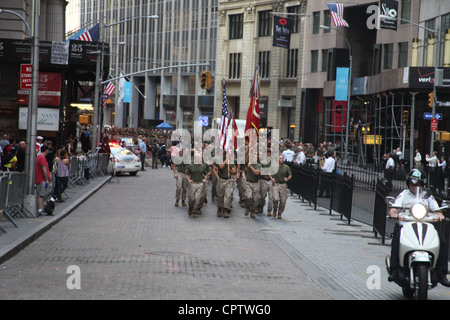 Zu Ehren der unschuldigen Menschenleben, die am 11. September verloren wurden, erinnern sich die Marines der Special Marine Air Ground Task Force New York an einen Besuch des Memorial 9/11, der ihren Motivationslauf durch die Stadt am 29. Mai abschloss. Der Lauf ist ein Höhepunkt der einwöchigen Feier der Flottenwoche New York, die seit 1984 in New York City die Seeregulierung feiert. Es ist eine einmalige Gelegenheit für die Bürger von New York und der umliegenden Dreistaaten-Region, um Marines, Segler und Küstengardisten zu treffen, sowie die neuesten Fähigkeiten der heutigen maritimen Dienstleistungen zu sehen. Stockfoto