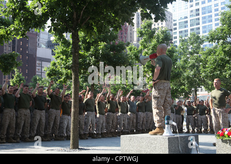 Zu Ehren der unschuldigen Menschenleben, die am 11. September verloren wurden, erinnern sich die Marines der Special Marine Air Ground Task Force New York an einen Besuch des Memorial 9/11, der ihren Motivationslauf durch die Stadt am 29. Mai abschloss. Der Lauf ist ein Höhepunkt der einwöchigen Feier der Flottenwoche New York, die seit 1984 in New York City die Seeregulierung feiert. Es ist eine einmalige Gelegenheit für die Bürger von New York und der umliegenden Dreistaaten-Region, um Marines, Segler und Küstengardisten zu treffen, sowie die neuesten Fähigkeiten der heutigen maritimen Dienstleistungen zu sehen. Stockfoto