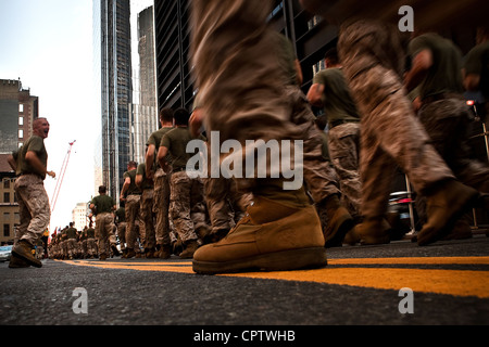 Marines der Special Marine Air Ground Task Force New York laufen durch die Straßen zum 9/11 Memorial, Mai 29. Der Motivationslauf ist der Höhepunkt für die Marines während der Fleet Week New York. Die Fleet Week ist seit 1984 New Yorks Fest der Seetechnik. Es ist eine einmalige Gelegenheit für die Bürger von New York und der umliegenden Dreistaaten-Region, um Segler, Marineinfanteristen und Küstengardisten zu treffen, sowie aus erster Hand die neuesten Fähigkeiten der heutigen maritimen Dienstleistungen zu sehen. Stockfoto