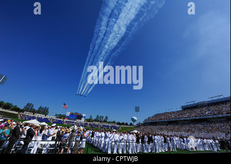 Die U.S. Navy Flight Demonstration Squadron Blue Angels führen eine Formation Überflug als Teil der offiziellen Zeremonien bei der U.S. Naval Academy Graduierung und Inbetriebnahme Zeremonie 2012. Stockfoto