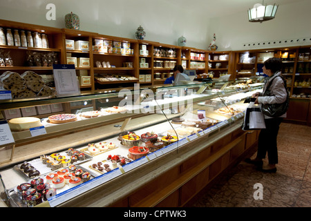 Schaufenster der Handwerker Gebäck und Kuchen an Dalmayr Lebensmittel und Feinkost in München, Bayern, Deutschland Stockfoto