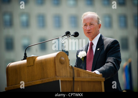 Indiana-Gouverneur Mitch Daniels spricht beim 500 Festival Memorial Service, der am 25. Mai 2012 auf der Nordtreppe des Indiana Soldiers and Sailors Monument in Indianapolis stattfindet. Stockfoto