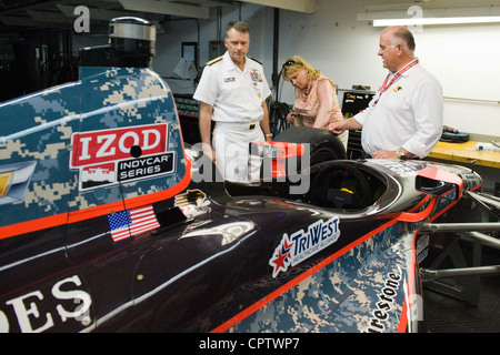 Panther Racing Besitzer John Barnes zeigt US-Streitkräfte zweithöchsten Offizier, Vice Chairman der Joint Chiefs of Staff Navy ADM. James A. Winnefeld Jr. und seine Familie die IndyCar Maschine der Nationalgarde #4 auf dem Indianapolis Motor Speedway, Samstag, 26. Mai 2012. Stockfoto