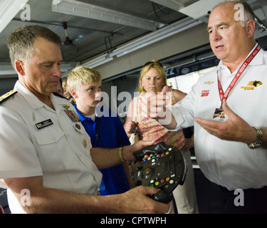 Panther Racing Besitzer John Barnes zeigt US-Streitkräfte zweithöchsten Offizier, Vice Chairman der Joint Chiefs of Staff Navy ADM. James A. Winnefeld Jr., ein IndyCar-Lenkrad auf dem Indianapolis Motor Speedway, Samstag, 26. Mai 2012. Stockfoto