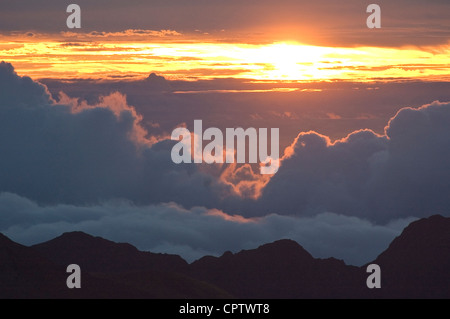 Elk284-4766 Hawaii, Maui, Haleakala NP, Sonnenaufgang vom Kraterrand Stockfoto