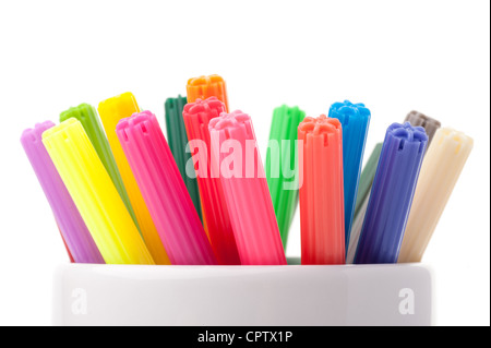 Gruppe von Farbe Filzspitze Stifte in eine weiße Tasse, weißer Hintergrund, isoliert Stockfoto