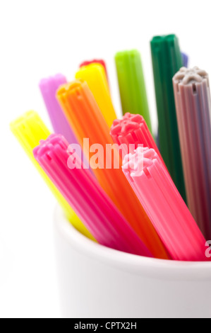 Gruppe von Farbe Filzspitze Stifte in eine weiße Tasse, weißer Hintergrund, isoliert Stockfoto