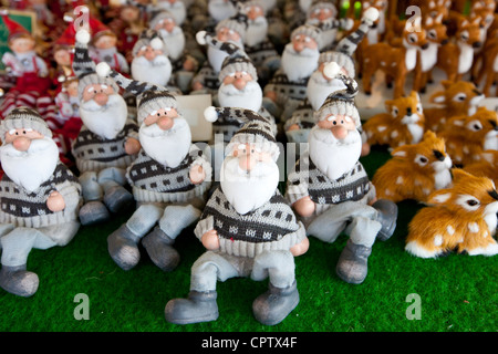 Weihnachtsschmuck des Weihnachtsmanns auf traditionelle Outdoor-Weihnachtsmarkt am Viktualienmarkt in München, Bayern, Deutschland Stockfoto