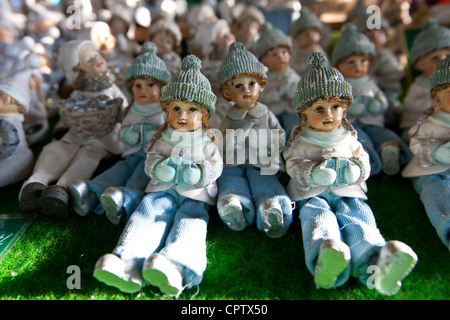 Weihnachtsschmuck an Outdoor-Weihnachtsmarkt am Viktualienmarkt in München, Bayern, Deutschland Stockfoto