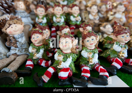 Weihnachtswichteln Ornamente auf traditionelle Outdoor-Weihnachtsmarkt am Viktualienmarkt in München, Bayern, Deutschland Stockfoto
