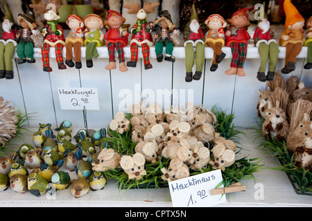 Weihnachtsschmuck an Outdoor-Weihnachtsmarkt am Viktualienmarkt in München, Bayern, Deutschland Stockfoto