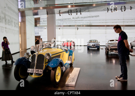 Besucher im BMW Museum anzeigt Modellauto BMW 35 1934 auf dem Display an der BMW-Zentrale in München, Bayern, Deutschland Stockfoto