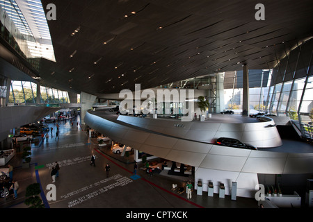 Moderne Architektur am BMW Showroom, Selbstabholung, Fabrik und Hauptsitz in München, Bayern, Deutschland Stockfoto