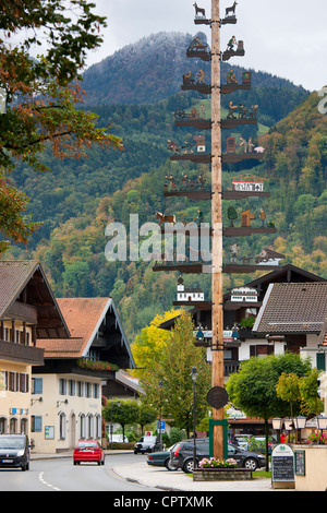 Maibaum von ländlichen pastorale und Gewerbe Szenen in Grassau in Baden-entwickelt, Bayern, Deutschland Stockfoto