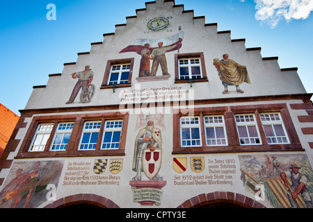 Das Rathaus Rathaus mit Wandmalereien und Kämme in Schiltach in Bayern, Deutschland Stockfoto
