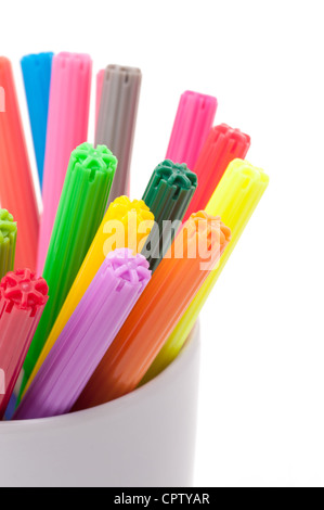 Gruppe von Farbe Filzspitze Stifte in eine weiße Tasse, weißer Hintergrund, isoliert Stockfoto