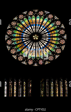 Runde Glasfenster in der Kathedrale von Notre Dame, unserer lieben Frau, in Straßburg, Elsass, Frankreich Stockfoto