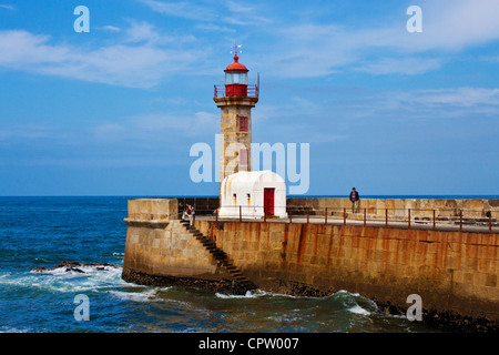 Leuchtturm auf einem Pier an der Atlantik-Küste in Porto, Portugal Stockfoto