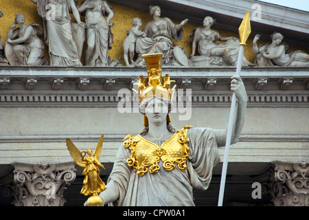 Pallas Athene Statue der Göttin der Weisheit mit Göttin NIke in der Hand vor dem Parlament in Wien Stockfoto