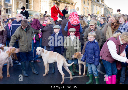 Einheimischen sammeln auf dem Platz in Stow-on-the-Wold, Gloucestershire für Heythrop Jagd Neujahr zu jagen, treffen, die Cotswolds, UK Stockfoto