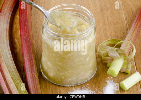 hausgemachter Rhabarber Marmelade in ein Glas Stockfoto