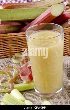 hausgemachtes Rhabarber Juicein ein Glas Stockfoto