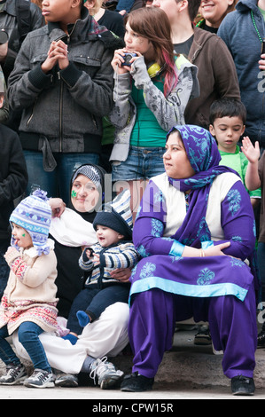 Kanadier von multikulturellen Ursprüngen bei St Patricks Parade Montreal Stockfoto