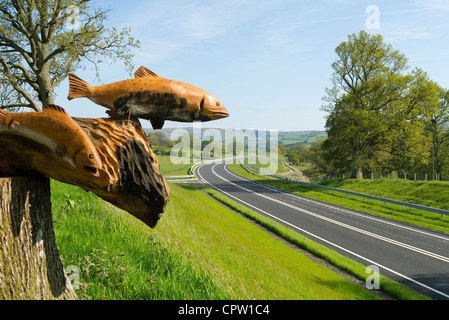 Hölzerne Forellen verbessert Teil einer Skulptur über einen neuen Abschnitt der A470 in der Nähe von Newbridge on Wye, Powys, Mitte Wales. Stockfoto