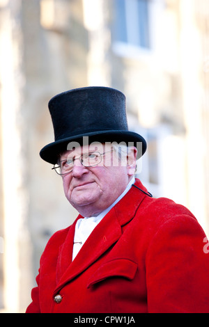 Beamter der Heythrop Hunt in traditionellen Jagd rosa Jacke und Hut in Stow-on-the-Wold für Silvester Tag Jagd treffen UK Stockfoto