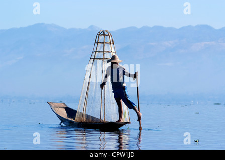 Fischer in Inle See ihren Lebensunterhalt mithilfe einer Coop-ähnlichen Falle mit Netz, um Fische zu fangen und sind bekannt für ihre Bein Rudern Stil Stockfoto