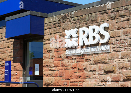 Royal Bank of Scotland unterzeichnen in gälischer Sprache mit RBS-Symbol. Schottland-England-Großbritannien Stockfoto