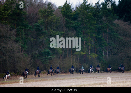 Mitglieder des Heythrop Hunt bei einem Treffen in Swinbrook in Cotswolds, Oxfordshire, Vereinigtes Königreich Stockfoto