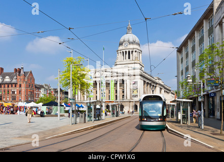 Nottingham City Centre NET Straßenbahn Straßenbahn vorbei am Rat Haus in Old Market Square Nottingham, Nottinghamshire England GB UK Europa Stockfoto