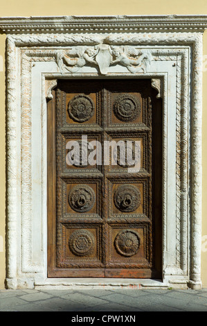 Alte traditionelle Tür der Kurie in Arcivescoville Piazalle Mons Giulio Arrigoni, in Lucca, Italien Stockfoto