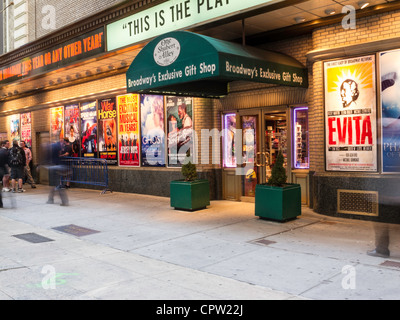 Broadway-Show-Plakate und Geschenkeladen, Shubert Alley, Times Square, New York Stockfoto