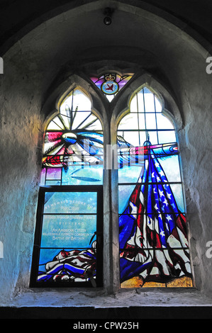 Denkmal-Fenster für Billy Fiske. Kirche St. Maria und St. Blasius, Skelettteile Priory. Stockfoto